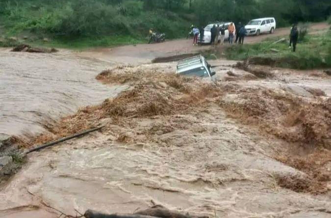 Mbooni:2 narrowly escape after water sweeps their vehicle